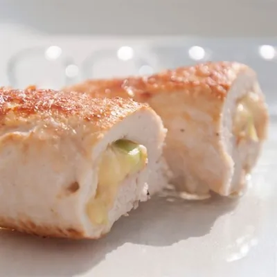 Куриный рулет с начинкой из риса и нута