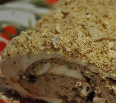 Рулет «Павлова» с кофе и фундуком