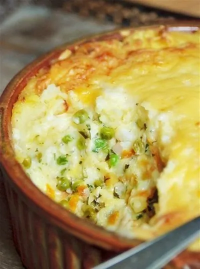 Рыбный пирог с белым соусом