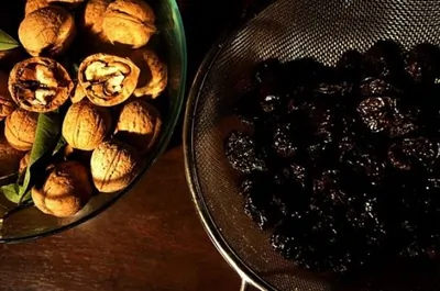 Чернослив, фаршированный грецким орехом, в сметанном соусе