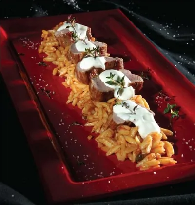 Свиная вырезка с орзо и соусом дзадзики