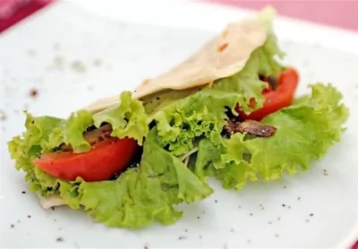 Пита с зеленью, жареным луком и беконом