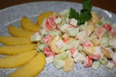 Грибной салат с ананасами и крабовым мясом