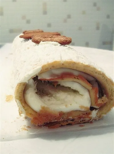 Миндальный рулет с кремом