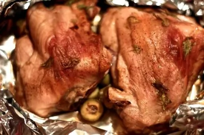 Куриные бедра с сельдереем и оливками