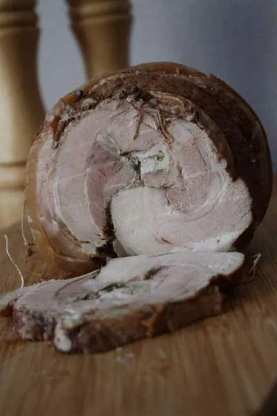 Рулет из свинины в луковой шелухе