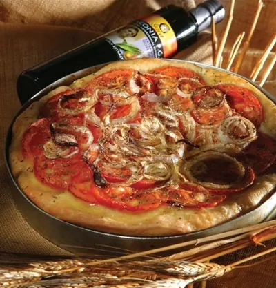 Традиционный греческий пирог с томатами и луком «Ладения»