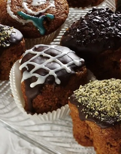 Шоколадные капкейки в гладкой шоколадной глазури с белыми узорами