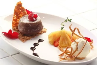 Шоколадный фондан с малиной