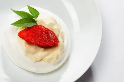 Вашрен с клубникой и сливочным кремом с розовой водой