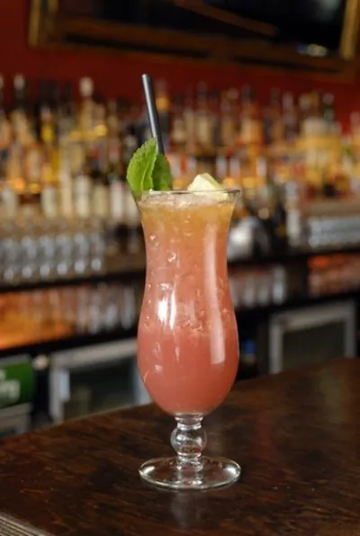 Розовый пунш с малиной и персиками