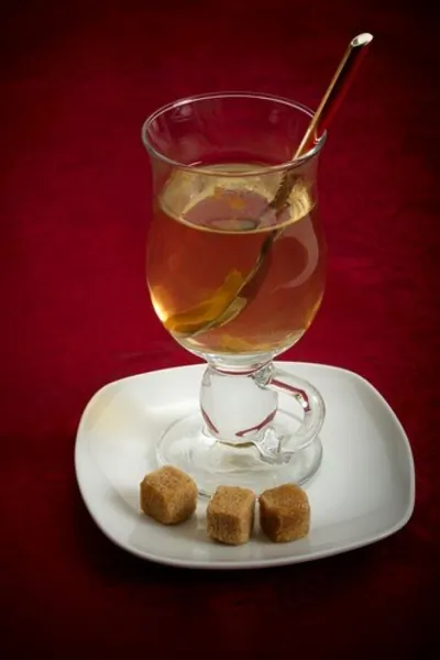 Теплый имбирно-яблочный сидр с бренди