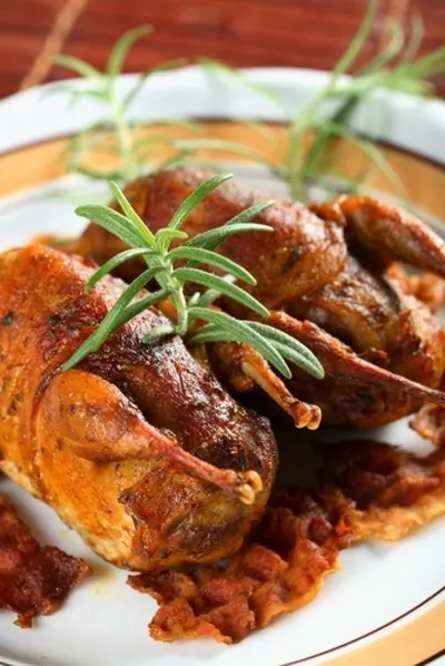 Ароматные и острые жареные куропатки в соусе хойсин