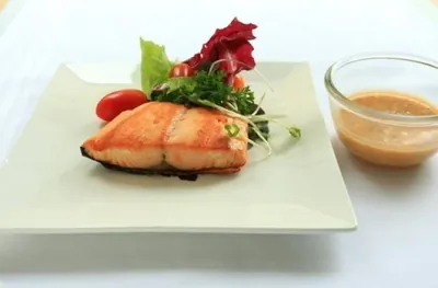 Маринованный лосось в саке и васаби с ароматным соусом