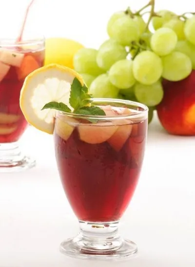 Сангрия из красных яблок и цитрусов