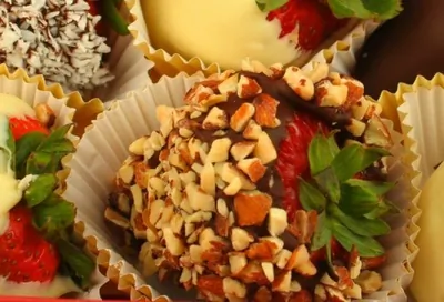 Клубника в шоколаде и хрустящем арахисе