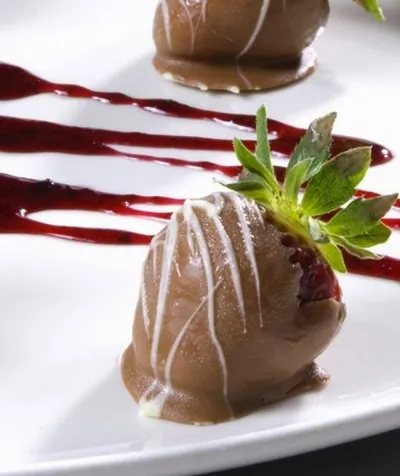 Клубника в темном шоколаде с белыми узорами