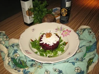 Салат из свеклы, рукколы и феты
