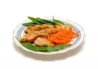 Золотистые кусочки морского языка в тесте с паприкой и солью