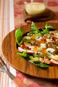 Салат из яблок, сушеной вишни и грецких орехов с заправкой из кленового сиропа и майонеза