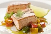 Лосось с зеленым горошком, желтыми перцами и укропно-фисташковым песто