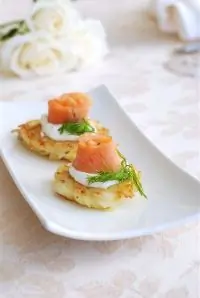 Картофельные латкес с копченым лососем, икрой и кремом-фреш с эстрагоном