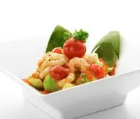 Салат из креветок с вишней