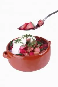 Салат из редиса с орехами и свекольной ботвой