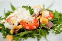 Салат из креветок с печенью трески