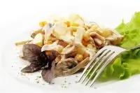 Салат из курицы с ананасами