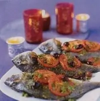 Ароматная дорада с соусом и травами
