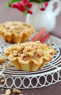 Запеченый десерт из клубники и ревеня с посыпкой из мацы