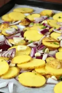 Тушеный молодой картофель с петрушкой