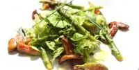 Салат из спаржи с инжиром и грибами под соусом из масла грецкого ореха