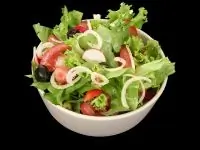 Салат из авокадо, томатов и базилика