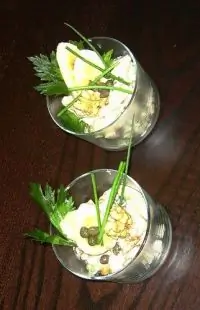 Салат из банана с сельдереем и козьим сыром