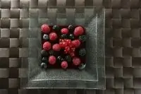 Малина и черника в сиропе из красного вина