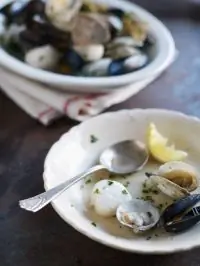 Мидии с миндалем, чесноком и петрушкой