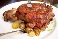 Запеченая свиная нога с яблоками и картофелем