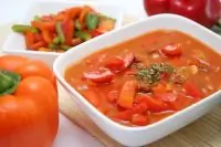 Тушеные разноцветные перцы с тимьяном и чесноком