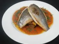 Филе дорады с ратауем под томатным соусом
