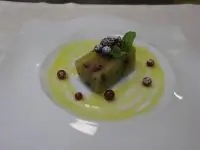 Террин из груши с красными ягодами под апельсиновым соусом