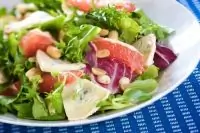 Праздничный салат с кедровыми орехами, сыром бри и шампанским