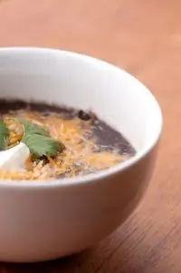Суп из черных бобов с ямсом и сыром