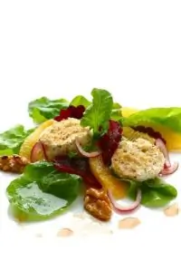 Теплый салат из жаренной в хлебных крошках моцареллы, свеклы и картофеля