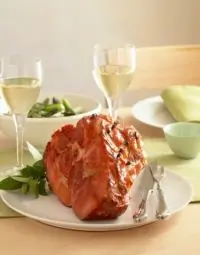 Запеченная ветчина в глазури из гуавы и рома