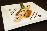 Рулет из лосося на подставке из блинчика с апельсинами и соусом из черники и имбиря