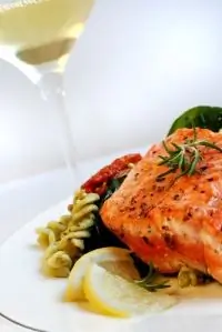 Подкопченый лосось на гриле в красном соусе