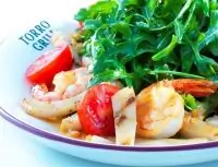 Салат с морепродуктами гриль и рукколой