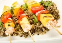 Шашлыки из креветок и ананасов на гриле в соусе терияки с кунжутом